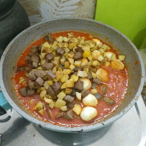 Masukkan kentang, hati dan telur puyuh.