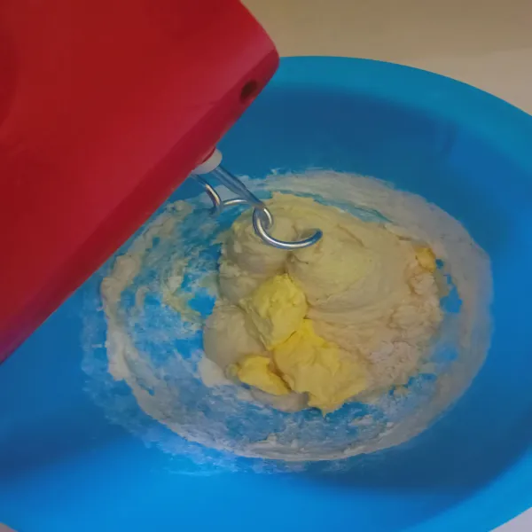Mixer sebentar tambahkan margarin dan garam.