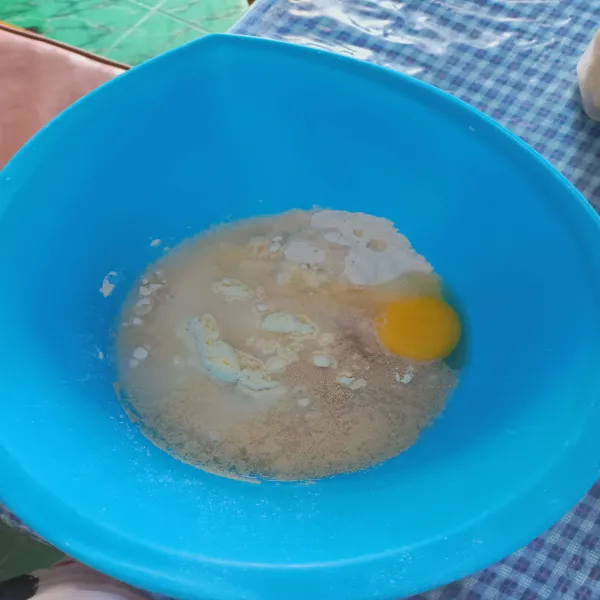 Masukkan terigu, telur, gula, ragi dan air.