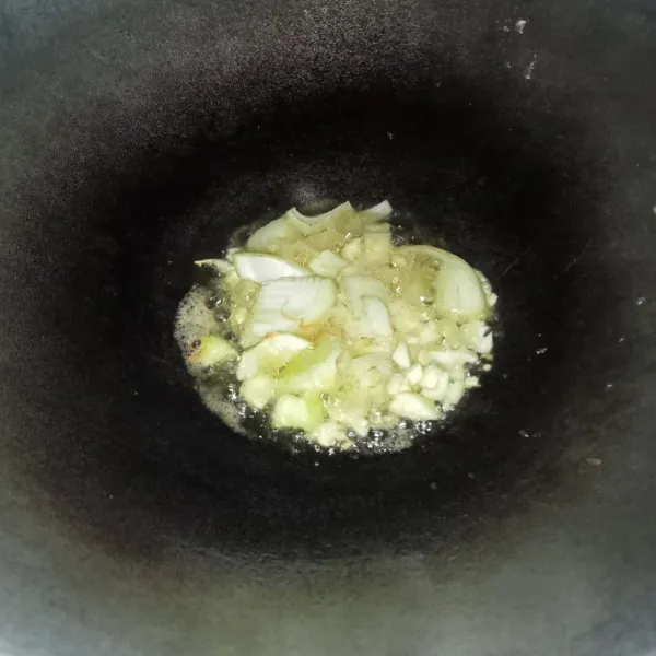 Potong-potong bawang bombay dan cincang bawang putih, lalu tumis sampai harum.