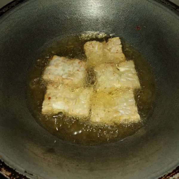 Panaskan minyak, goreng tempe sampai matang dan garing.