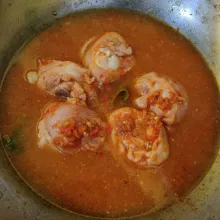 Masukkan air, kaldu bubuk, garam dan gula merah. Masak hingga mendidih, tes rasa.