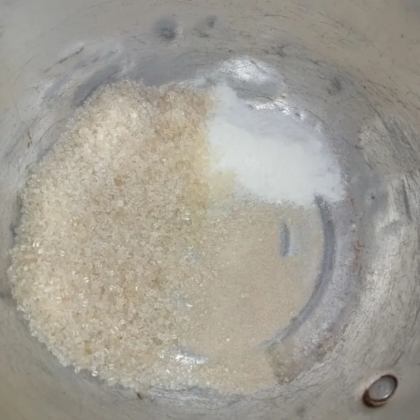 Dalam panci masukkan agar, nutrijell dan gula pasir.