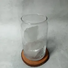 Siapkan gelas dan masukkan es batu.