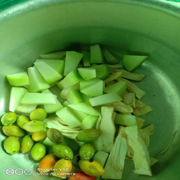 Siapkan sayur seperti melinjo jagung labu nangka sayur cuci lalu sisihkan semua bahan bahan ini di rebus dulu yh supanya tekstur,a mateng merata