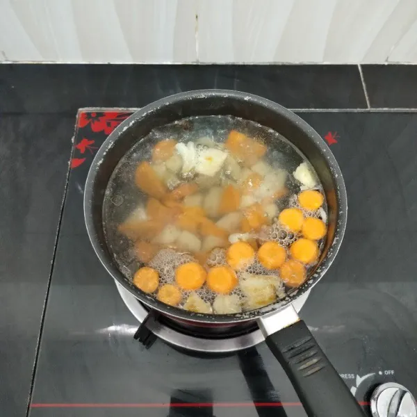Kemudian masukkan wortel dan kentang. Masak hingga setengah empuk.