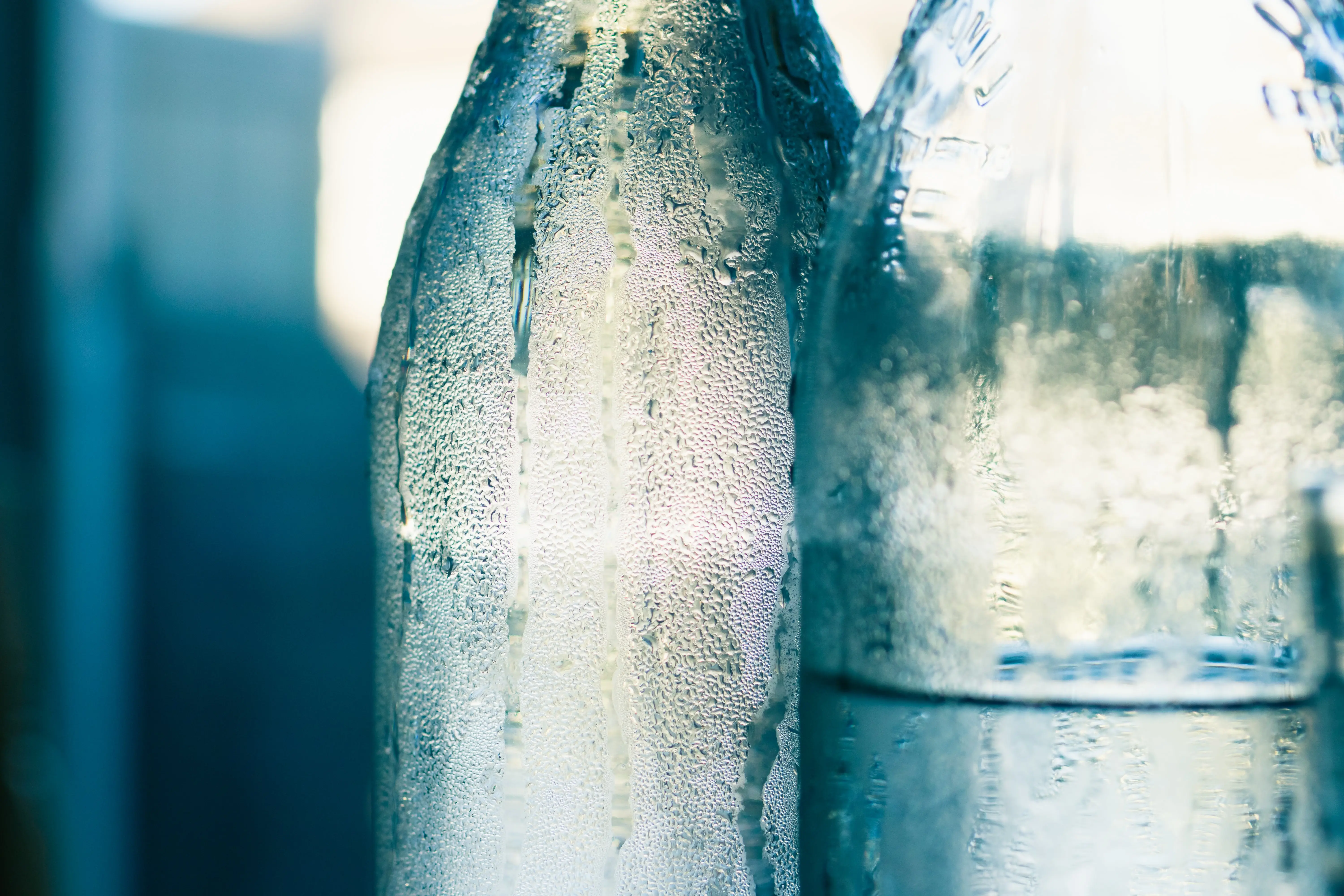 Dua botol air putih dingin yang mengembun