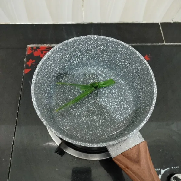 Rebus air dan daun pandan hingga mendidih.