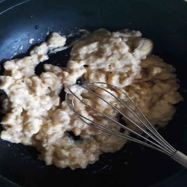 Siapkan pisang, kupas dan hancurkan dengan balon whisk atau garpu.