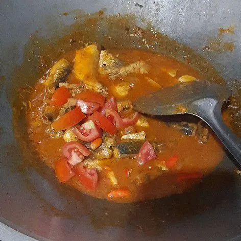 Terakhir tambahkan cabe dan tomat masak sebentar koreksi rasa dan sajikan.