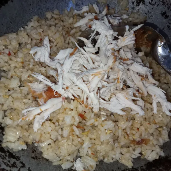 Aduk rata nasi dan bumbu kemudian masukkan ayam.