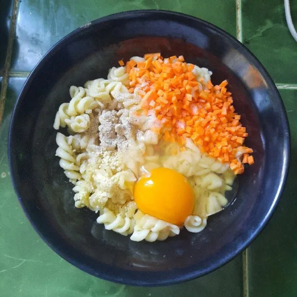 Campur fusili dengan wortel cincang, telur, lada, garam, kaldu bubuk dan gula, aduk rata.