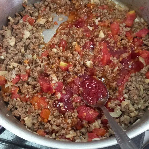 Tambahkan tomat cincang, saus tomat dan white stock