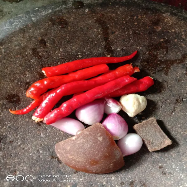 Bawang merah cabai terasi dan gulamerah di haluskan