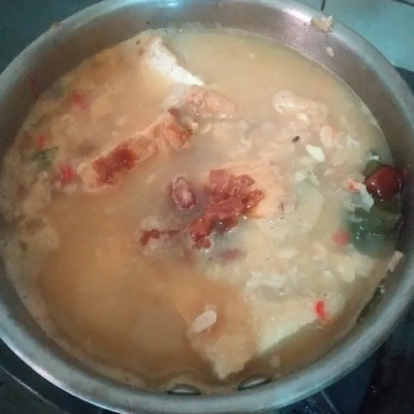 Masak kembali dan tambahkan garam, gula jawa dan kaldu bubuk, koreksi rasa