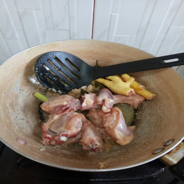 Masukkan ayam masak sampai berubah warna.