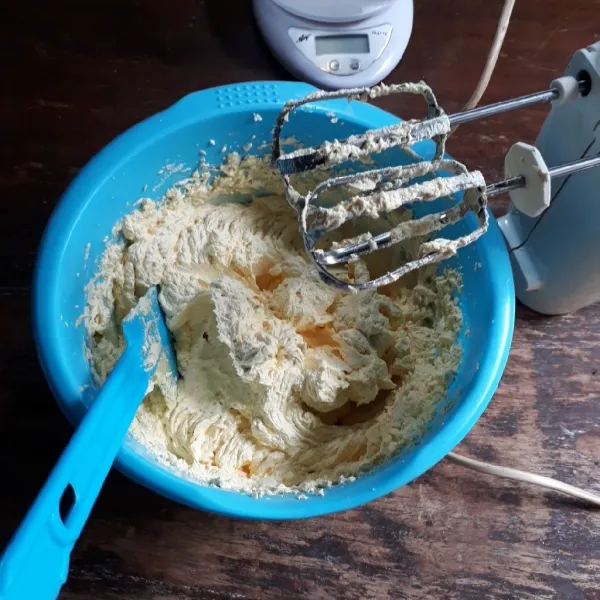 Mixer margarin dan gula dengan kecepatan tinggi selama 5 menit.