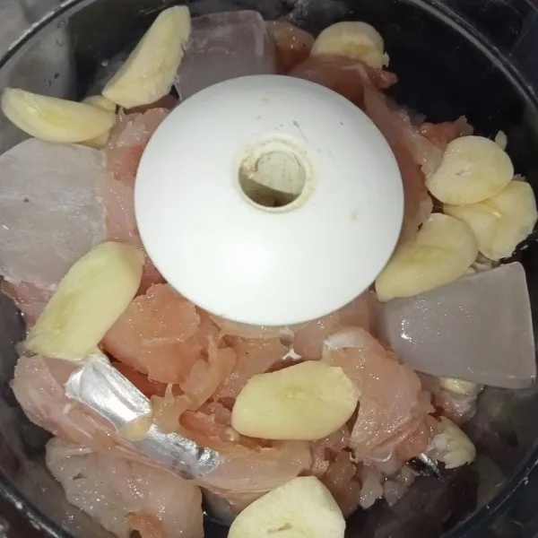 Masukkan ikan tenggiri, bawang putih, es batu kedalam food processor, haluskan.