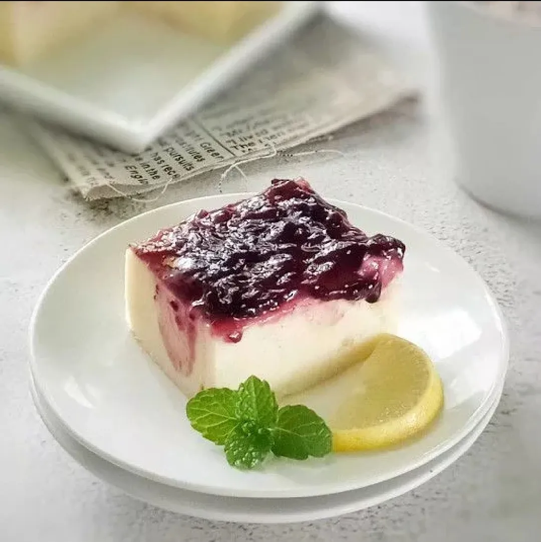 Cheesecake yang lembut dengan topping selai blueberry yang lsegar dan lezat