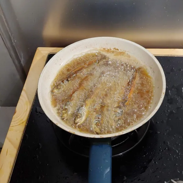 Goreng pindang dalam minyak panas sampai matang, lalu tiriskan.