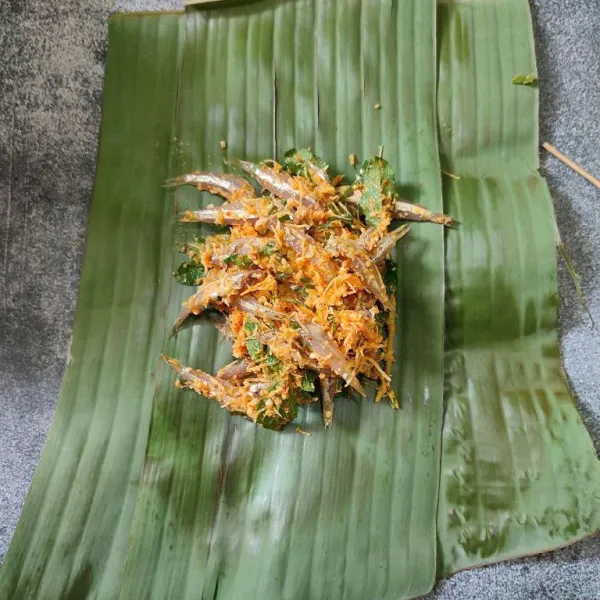 Tata di atas daun pisang bahan palai.