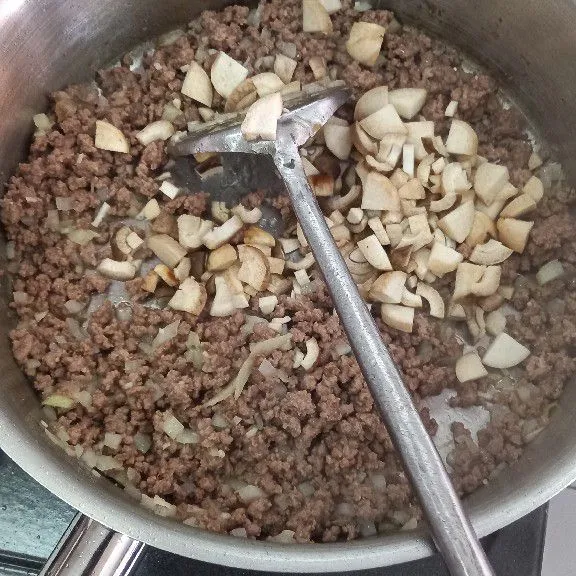 Tumis daging cincang, kemudian masukan jamur merang, bawang bombay dan bawang putih