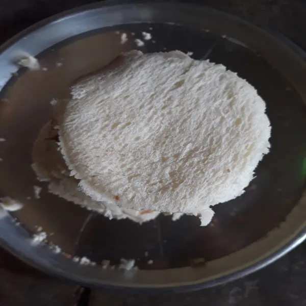 Cetak bulat roti tawar dengan gelas atau mangkok kecil.