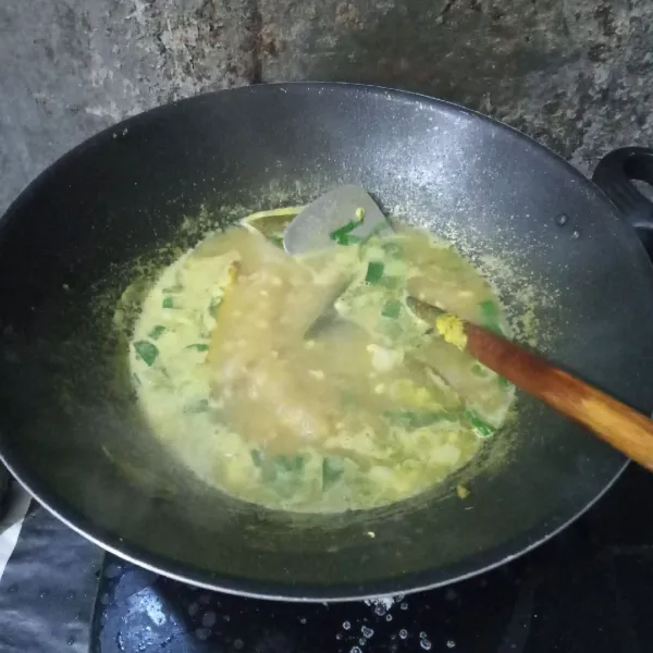 Tambahkan daun bawang, aduk rata hingga mendidih. Tes rasa.