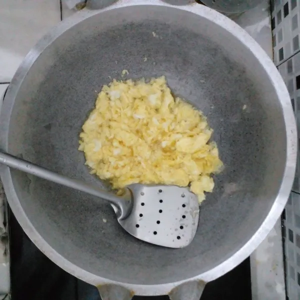 Goreng telur dan buat orak arik.