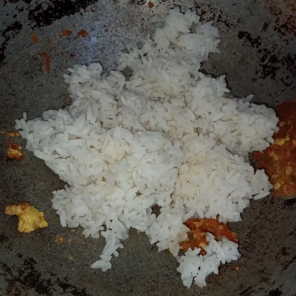 Masukkan telur lalu orak-arik sebentar kemudian masukkan nasi.