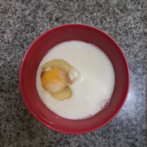 Kocok lepas telur beserta susu cair, gula pasir, garam dan vanili bubuk.