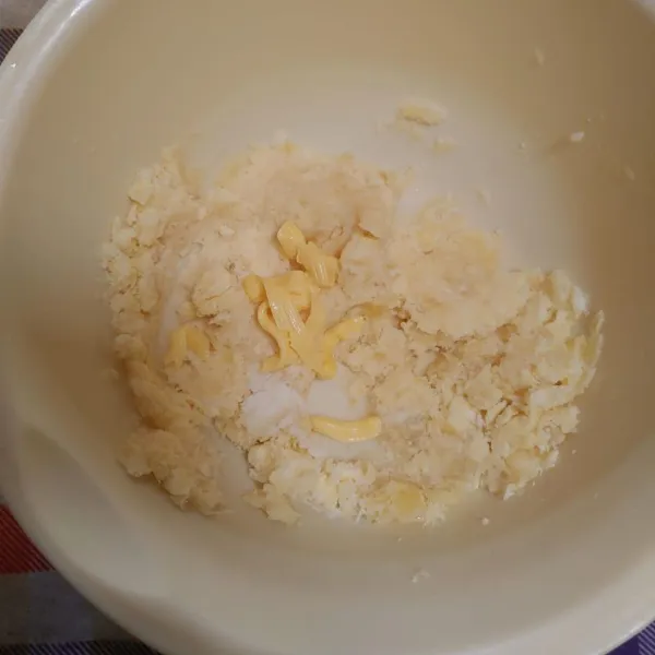 Lalu haluskan, kemudian tambahkan margarin, haluskan lagi dan aduk hingga tercampur rata.
