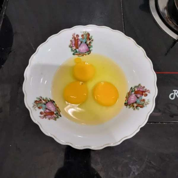 Siapkan telur lalu pecahkan dalam mangkuk.