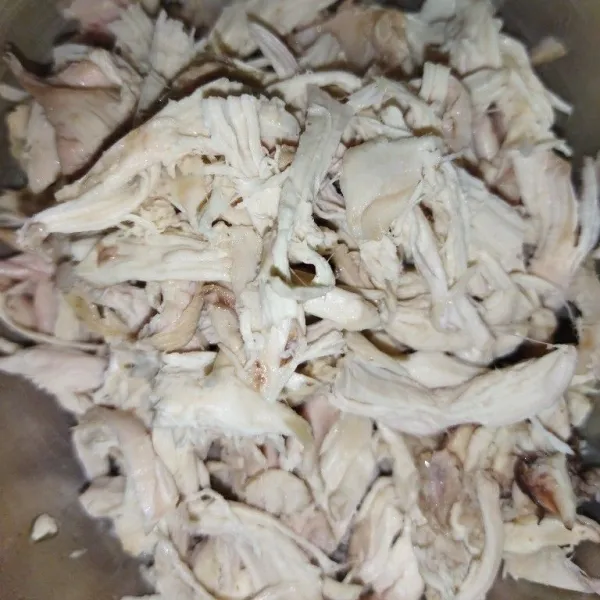 Siapkan daging ayam yang sudah disuwir-suwir.