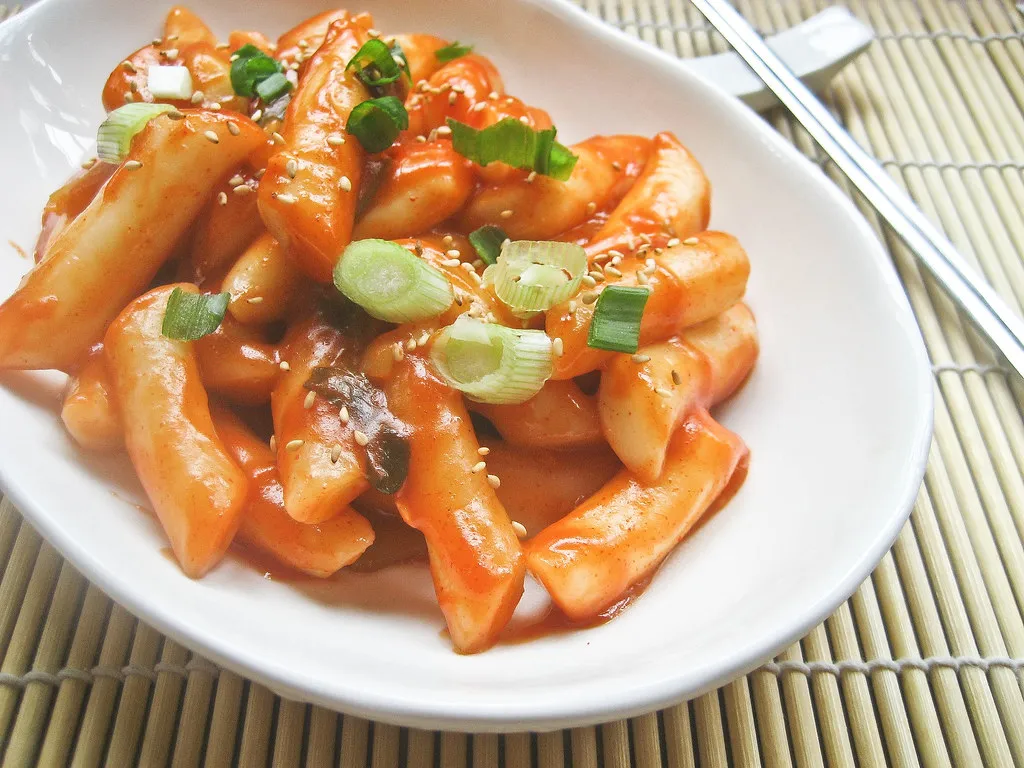 Tteokbooki dengan bumbu merah dan taburan daun bawang