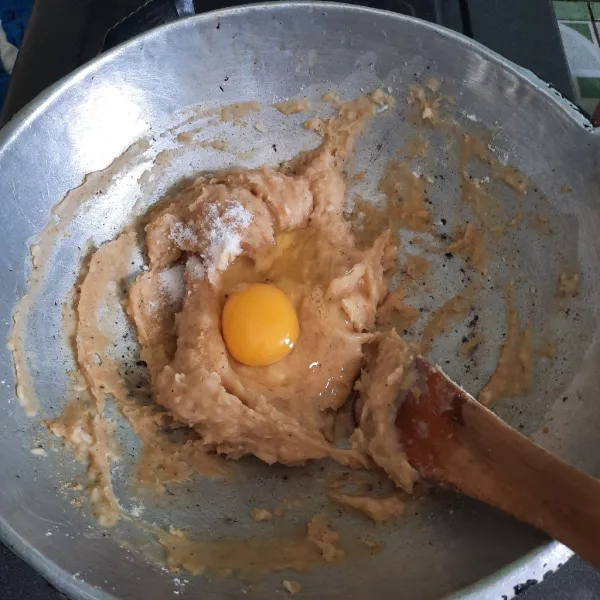 Lalu tambahkan telur, aduk-aduk lagi.