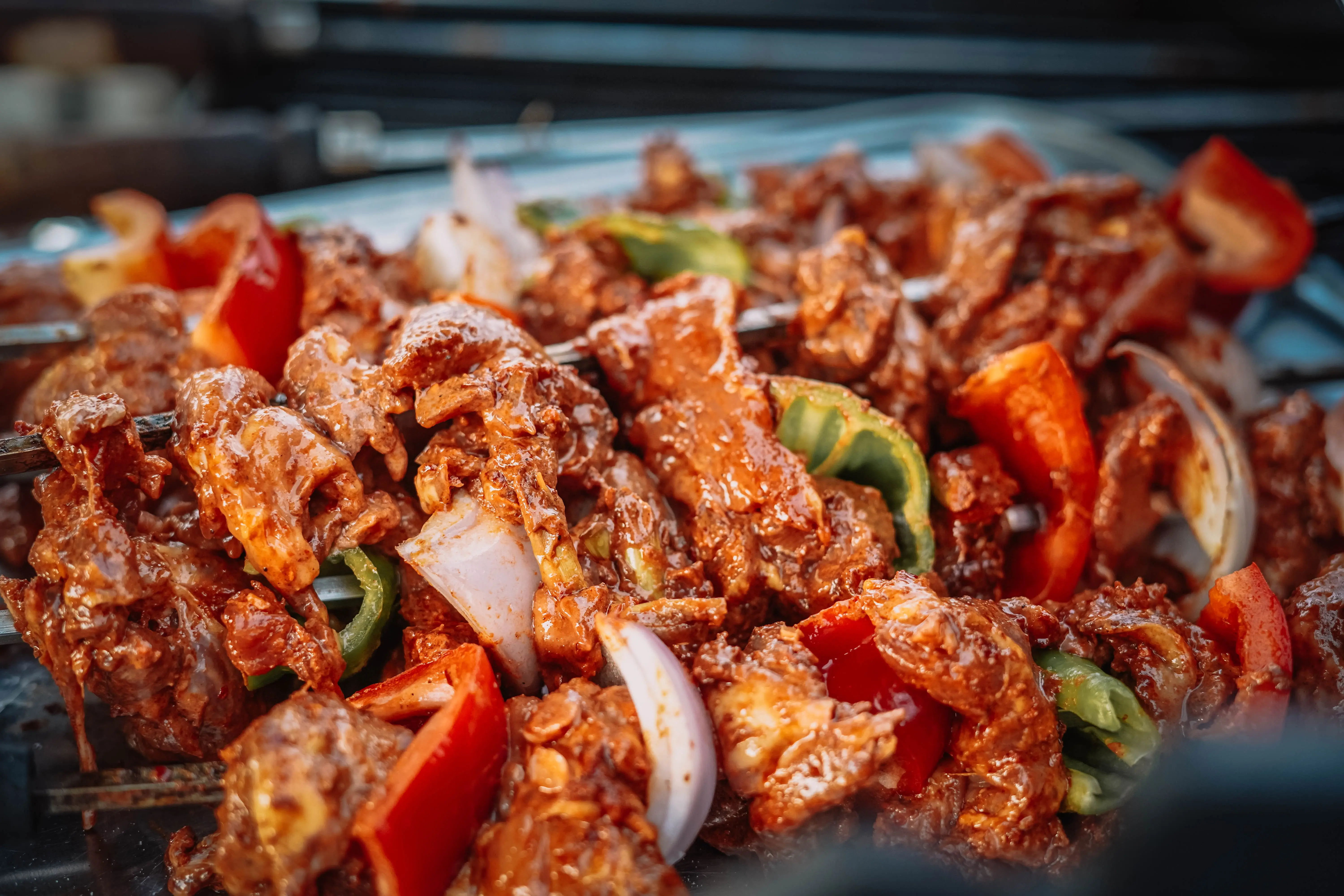 Barbeque daging dan sayuran dengan saus melimpah