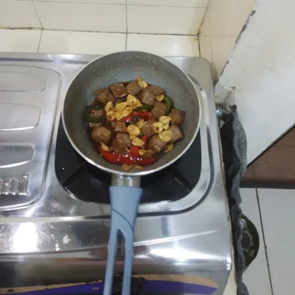 Masukkan bawang goreng putih dan sajikan.