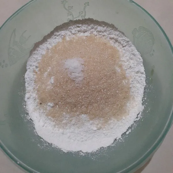 Dalam wadah, tuang tepung beras, tepung tapioka, gula, garam. Aduk merata.