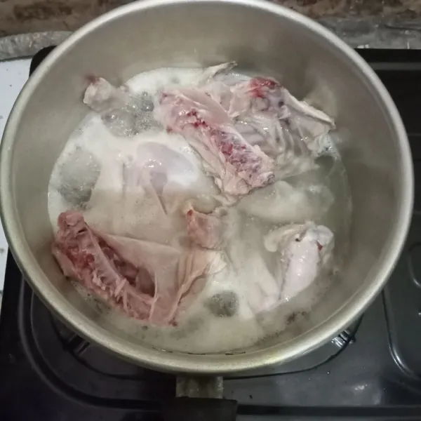 Rebus ayamnya sebentar untuk menghilangkan kotorannya. Kemudian cuci bersih lagi.