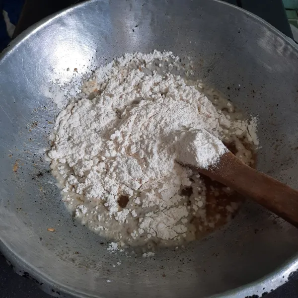 Masukan tepung terigu, uleni sampai tercampur.