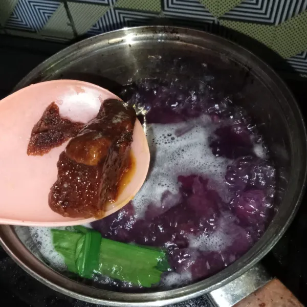 Bila sudah setengah matang, masukkan gula merah, gula pasir dan garam.