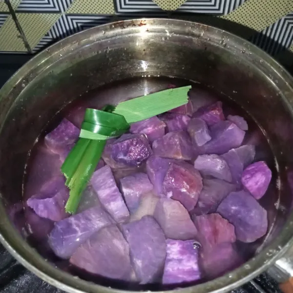 Rebus ubi ungu, daun pandan dan air.