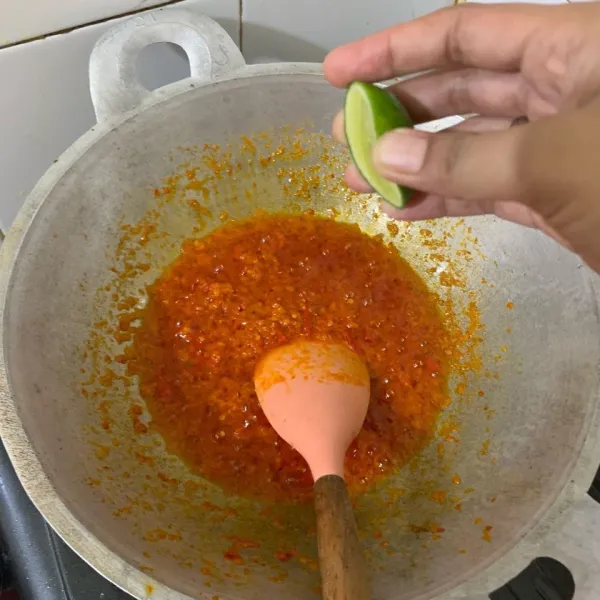 Berikan tambahan perasan satu potong jeruk nipis ketika cabe matang. Aduk dan siap disajikan.