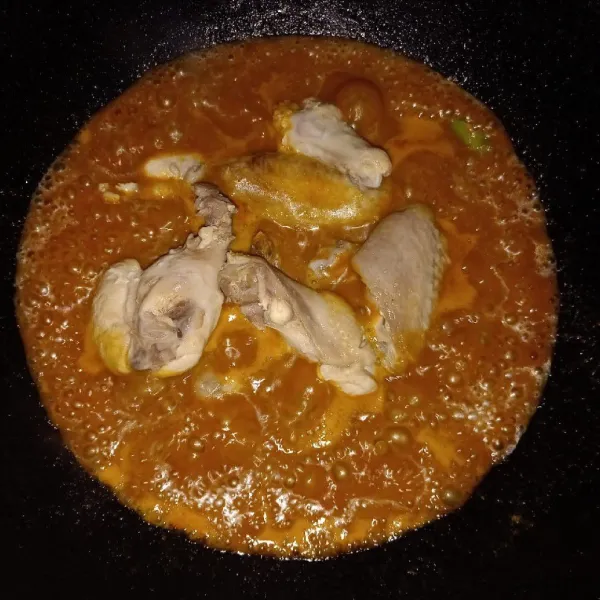 Masukkan sayap ayam, aduk rata dengan bumbu.