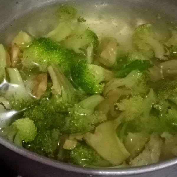 Rebus brokoli dengan air mendidih selama 1 menit. Angkat dan tiriskan kemudian siram dengan air dingin dan tiriskan kembali.