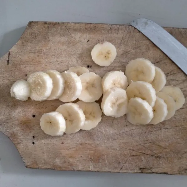 Siapkan pisang. Lalu potong kecil-kecil ya.