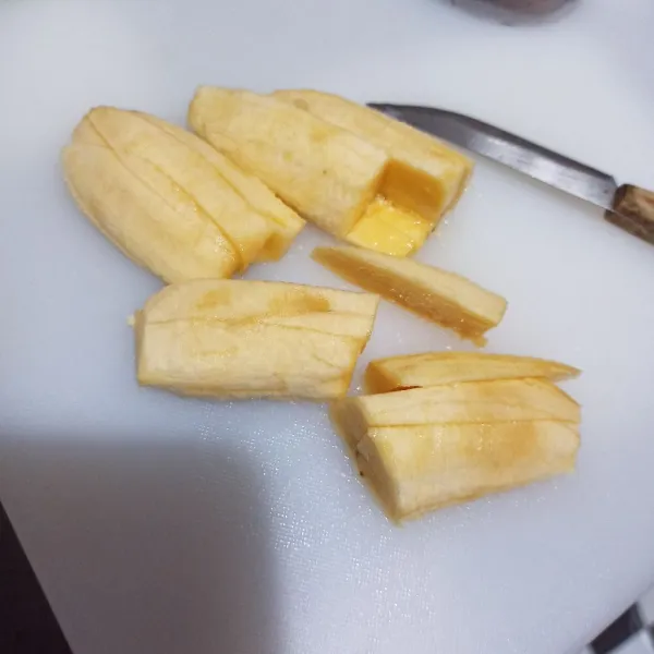 Potong pisang menjadi 12 bagian.