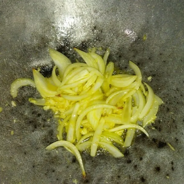 Lelehkan margarin, lalu tumis bawang putih dan bawang bombay hingga harum.