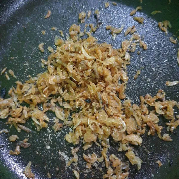 Goreng udang rebon sampai harum dan kering. Sisihkan.